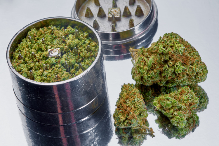 How to smoke cannabis grinder