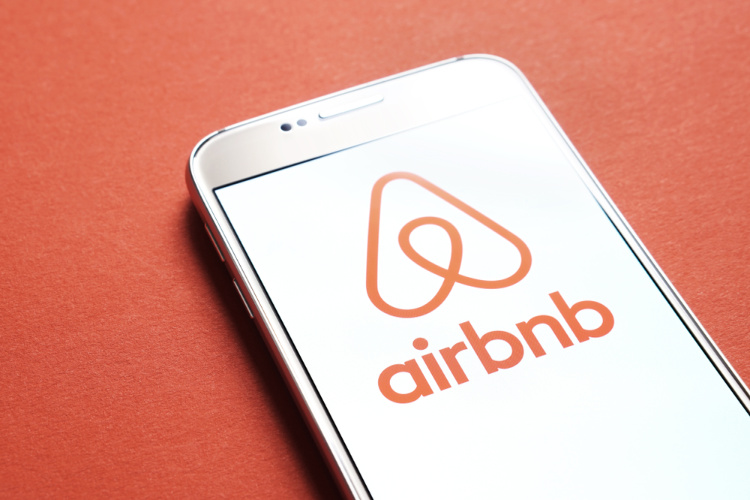 Cannabis Friendly hotels airbnb logo
